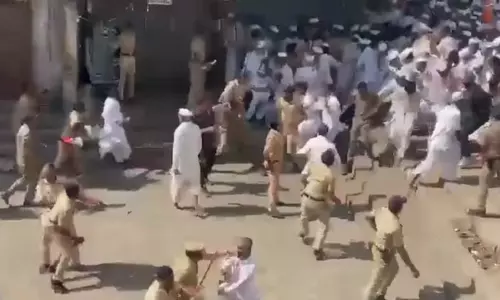 பக்தர்கள் மீது போலீசார் தடியடி நடத்தவிலை: மராட்டிய துணை முதல் மந்திரி விளக்கம் பக்தர்கள் மீது போலீசார் தடியடி நடத்தவிலை: மராட்டிய துணை முதல் மந்திரி விளக்கம்