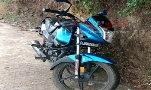 அந்தியூர் வரட்டுப்பள்ளம் அணை பகுதியில் 2 நாட்களாக கேட்பாரற்று நிற்கும் மோட்டார்சைக்கிளால் பரபரப்பு