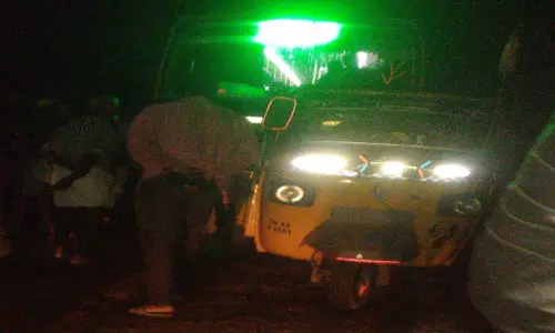 அய்யன்கொல்லியில் அரசு பஸ் முன் திடீரென ஆட்டோ நிறுத்தப்பட்டதால் பரபரப்பு அய்யன்கொல்லியில் அரசு பஸ் முன் திடீரென ஆட்டோ நிறுத்தப்பட்டதால் பரபரப்பு