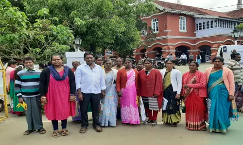 ஊட்டியில் மக்கள் குறைதீர்க்கும் கூட்டம்: வீட்டுமனை பட்டா வழங்க வேண்டும் -கலெக்டரிடம், அம்மங்காவு பொதுமக்கள் மனு ஊட்டியில் மக்கள் குறைதீர்க்கும் கூட்டம்: வீட்டுமனை பட்டா வழங்க வேண்டும் -கலெக்டரிடம், அம்மங்காவு பொதுமக்கள் மனு