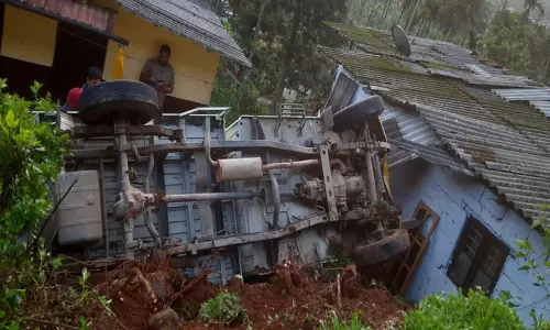 கறிக்கோழிகளை ஏற்றி வந்த லாரி வீட்டின் மீது கவிழ்ந்தது...