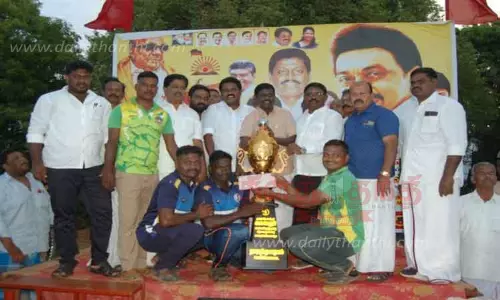 கிரிக்கெட் போட்டியில் வெற்றி பெற்றவர்களுக்கு பரிசு