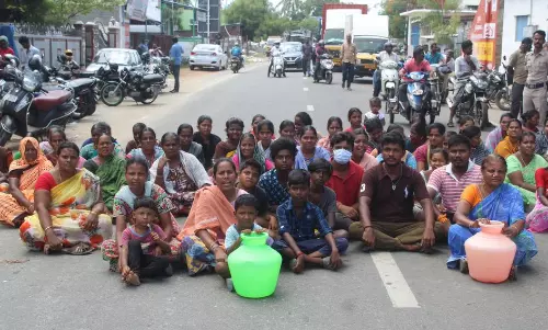 காலிக்குடங்களுடன் பொதுமக்கள் சாலை மறியல்