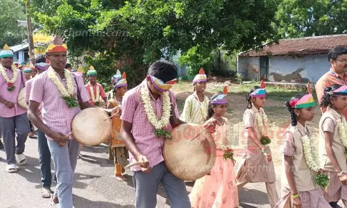 மாணவர்களுக்கு மாலை அணிவித்து பறை இசைத்து உற்சாக வரவேற்பு