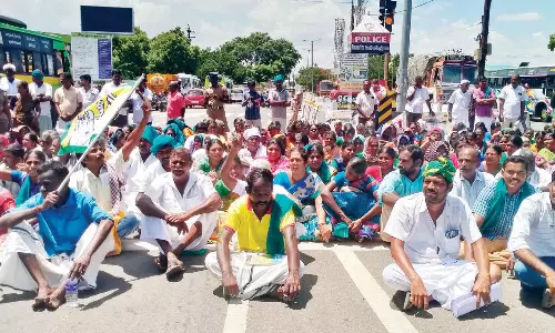 கலெக்டர் அலுவலகம் முன் மக்கள் சாலைமறியல்