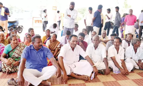 முன்னாள் எம்.எல்.ஏ. திடீர் தர்ணா