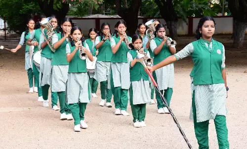 பேண்டு வாத்தியங்கள் முழங்க மாணவ-மாணவிகளுக்கு உற்சாக வரவேற்பு
