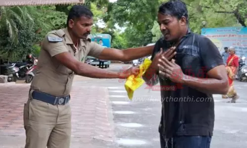 வாலிபர் தீக்குளிக்க முயன்றதால் பரபரப்பு