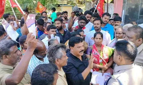 நாம் தமிழர் கட்சியினர் ஆர்ப்பாட்டம் நாம் தமிழர் கட்சியினர் ஆர்ப்பாட்டம்