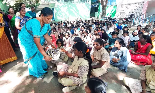 உற்சாகத்துடன் வந்த மாணவ-மாணவிகள்