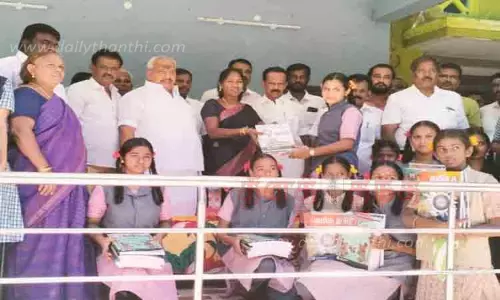 அரசு பள்ளி மாணவிகளுக்கு இலவச பாடபுத்தகங்கள்