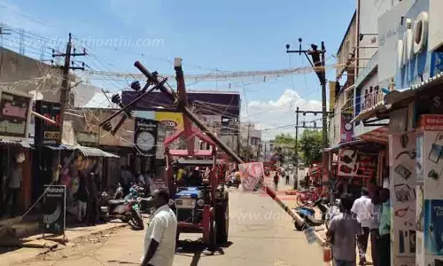 சாலையில் சாய்ந்த மின்கம்பம்