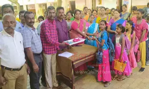 மாணவ-மாணவிகளுக்கு உற்சாக வரவேற்பு அளித்த ஆசிரியர்கள்