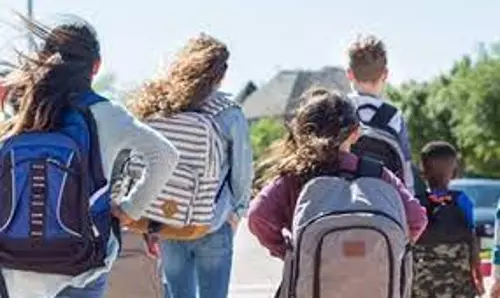 உற்சாகத்துடன் பள்ளிக்கு வந்த மாணவ, மாணவிகள்