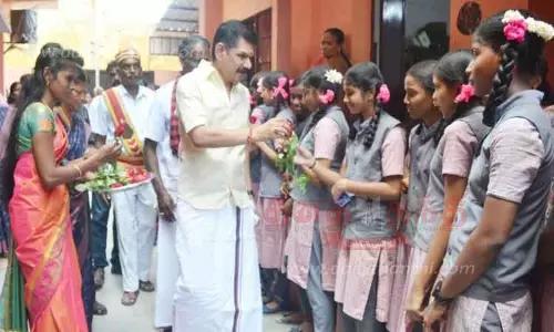 மாநகராட்சி பள்ளியில் மாணவிகளுக்கு பாடப்புத்தகம்