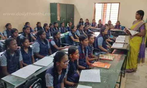 பள்ளிக்கூடத்துக்கு உற்சாகமாக வந்த மாணவ-மாணவிகள்