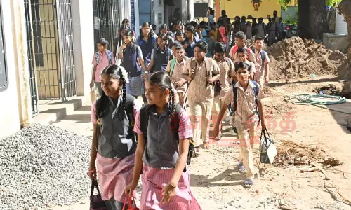 வகுப்பறைகளுக்கு உற்சாகமாக வந்த மாணவ-மாணவிகள்