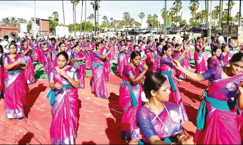 திருச்செந்தூர் கோவில் கடற்கரையில் கும்மிப்பாட்டு பாடி நடனமாடிய பெண்கள்