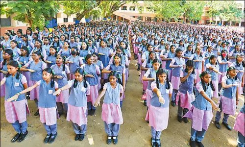 தமிழகம் முழுவதும் பள்ளிகள் திறப்பு: உற்சாகத்துடன் பள்ளிக்கு வந்த மாணவர்கள்