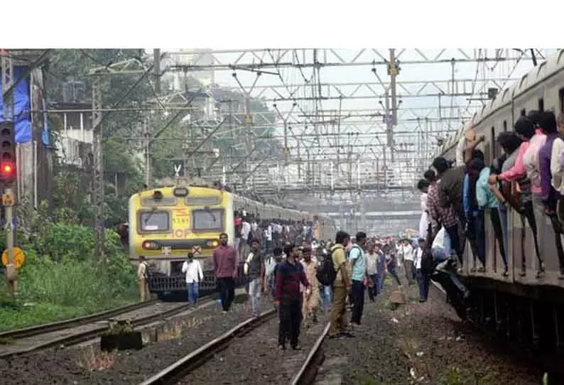 மலாடு ரெயில் நிலையத்தில் சிக்னல் கோளாறு- 6 மணி நேரம் மின்சார ரெயில் சேவை பாதிப்பு