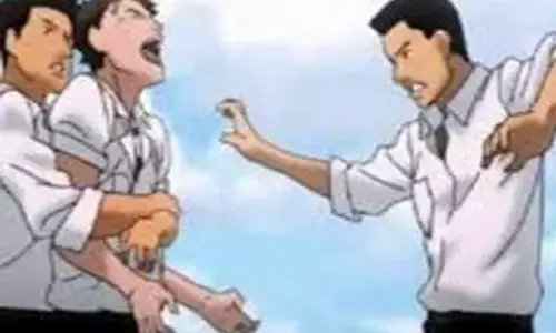 வாலிபரை மரத்தில் கட்டி வைத்து தாக்குதல்; 8 பேர் மீது வழக்குப்பதிவு