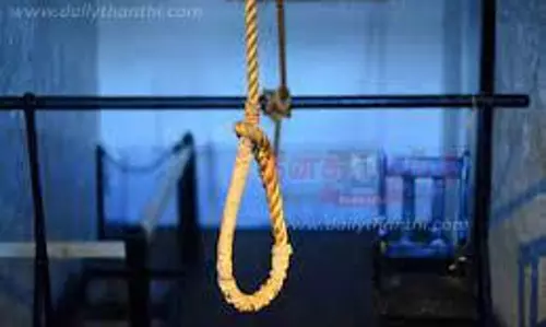 வேலை கிடைக்காத விரக்தியில் வாலிபர் தூக்கில் தொங்கி தற்கொலை தாயும் தற்கொலை செய்து கொண்டதால் பரபரப்பு