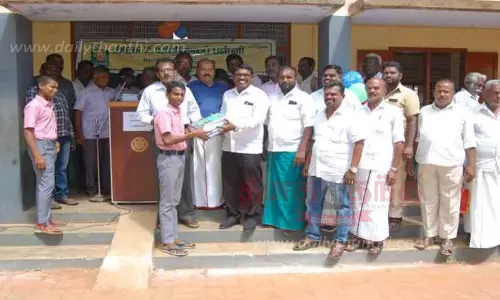 அரசு பள்ளியில் மாணவர்களுக்கு பாடப்புத்தகம் அரசு பள்ளியில் மாணவர்களுக்கு பாடப்புத்தகம்