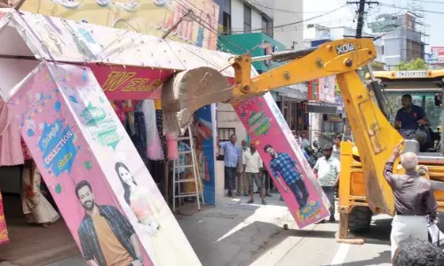 குமரன் ரோட்டில் ஆக்கிரமிப்புகள் அகற்றம்