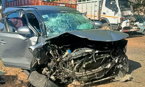 கயத்தாறு அருகே கார் விபத்து:அரசு டாக்டர் தம்பதி, மகள் படுகாயம்