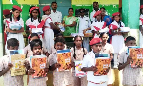 பிரிதிவிமங்கலம், பழங்கூரில் அரசு பள்ளி மாணவர்களுக்கு விலையில்லா பாடப் புத்தகங்கள் வழங்கும் நிகழ்ச்சி