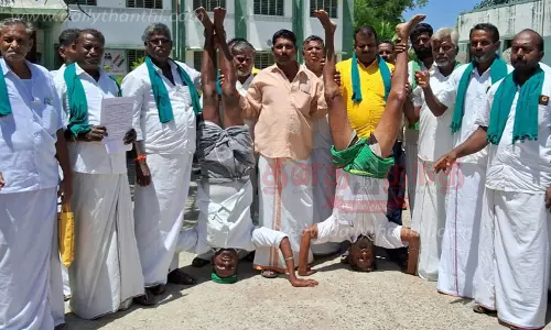 தாலுகா அலுவலகம் முன்பு தலை கீழாக நின்று விவசாயிகள் போராட்டம்