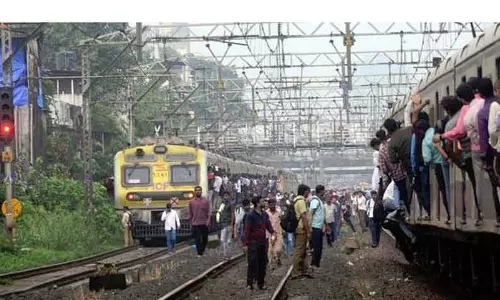 மலாடு ரெயில் நிலையத்தில் சிக்னல் கோளாறு- 6 மணி நேரம் மின்சார ரெயில் சேவை பாதிப்பு மலாடு ரெயில் நிலையத்தில் சிக்னல் கோளாறு- 6 மணி நேரம் மின்சார ரெயில் சேவை பாதிப்பு