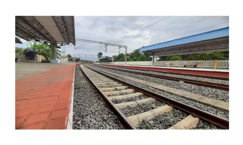 கிணத்துக்கடவு ரெயில் நிலையத்தில் நடைமேடை மேம்பால பணி தொடங்குவது எப்போது?-பயணிகள் எதிர்பார்ப்பு