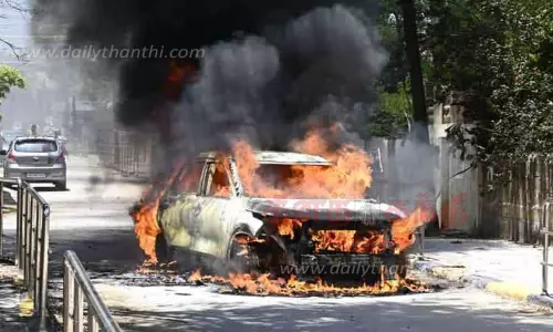 தீப்பிடித்து எரிந்த கார்