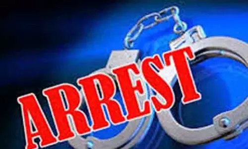 ரெயில் நிலையத்தில் பெண்ணிடம் நகை பறிப்பு -  வாலிபர் கைது