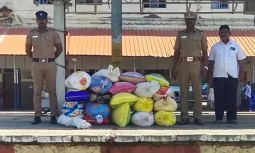 ரெயிலில் கடத்திய 300 கிலோ ரேஷன் அரிசி பறிமுதல்