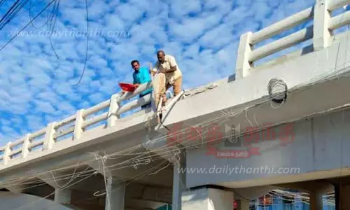 பஸ் மோதி மின்கம்பம் முறிந்து விழுந்தது