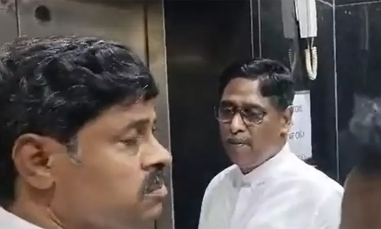 திமுக எம்.பி., என்.ஆர்.இளங்கோவனுடன், 4 வழக்கறிஞர்கள் மருத்துவமனைக்கு வருகை திமுக எம்.பி., என்.ஆர்.இளங்கோவனுடன், 4 வழக்கறிஞர்கள் மருத்துவமனைக்கு வருகை