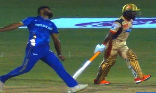 ஒரே பந்தில் 18 ரன்கள் கொடுத்து தமிழக வீரர் மோசமான சாதனை - வீடியோ ஒரே பந்தில் 18 ரன்கள் கொடுத்து தமிழக வீரர் மோசமான சாதனை - வீடியோ