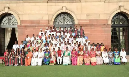 நீலகிரி பழங்குடியின மக்கள் ஜனாதிபதியுடன் சந்திப்பு நீலகிரி பழங்குடியின மக்கள் ஜனாதிபதியுடன் சந்திப்பு