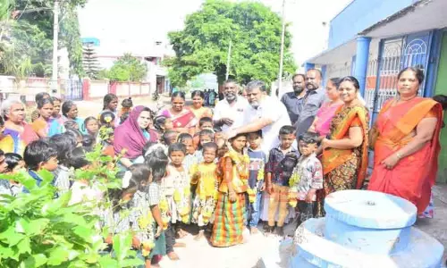 நகராட்சி பள்ளியில் மாணவ-மாணவிகளுக்கு மாலை அணிவித்து இனிப்புகள் வழங்கி வரவேற்பு