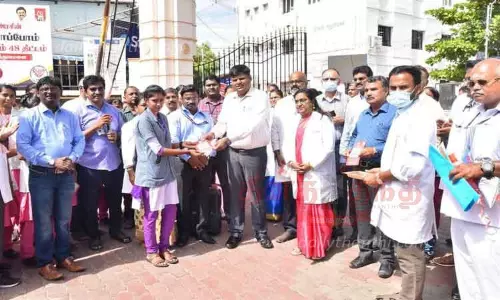 நெல்லை அரசு ஆஸ்பத்திரியில் 50 பேருக்கு பாராட்டு சான்றிதழ்-கலெக்டர் வழங்கினார்