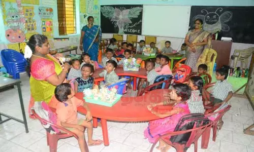 தொடக்கப்பள்ளிக்கு வந்த மாணவ- மாணவிகளை அன்போடு வரவேற்ற ஆசிரியர்கள்