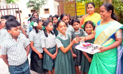 மாணவ-மாணவிகளுக்கு உற்சாக வரவேற்பு