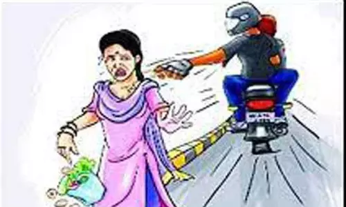 மொபட்டில் சென்ற பெண்ணிடம் 5 பவுன் தாலிச்சங்கிலி பறிப்பு