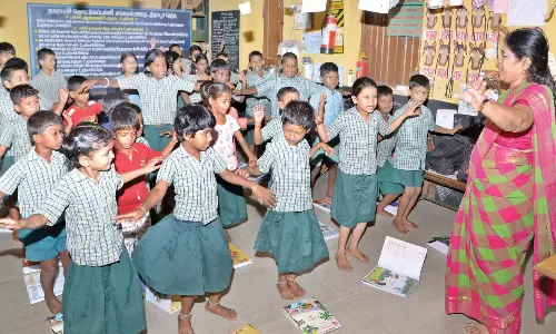 உற்சாகத்துடன் பள்ளிக்கு வந்த மாணவர்கள்