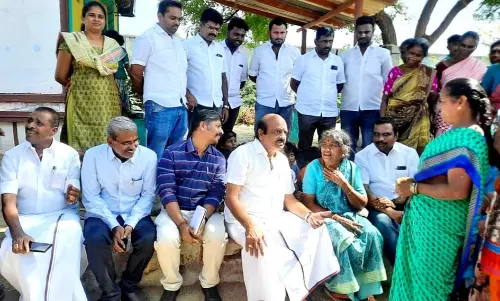 வீடு, வீடாக சென்று குறைகளை கேட்டறிந்த க.செல்வராஜ் எம்.எல்.ஏ.