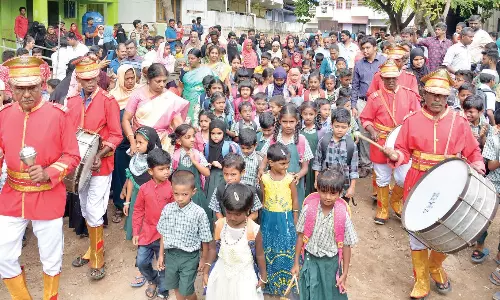 நொய்யல் வீதி மாநகராட்சி பள்ளியில் மாணவர்களுக்கு உற்சாக வரவேற்பு