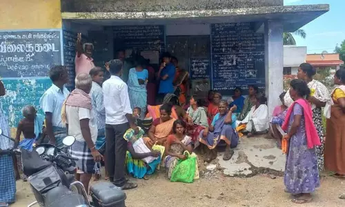 மூங்கில்துறைப்பட்டு அருகே விற்பனையாளரை மாற்றக்கோரி ரேஷன் கடை முன்பு பொதுமக்கள் தர்ணா; சோப்பு உள்ளிட்ட பொருட்களை வாங்க வற்புறுத்துவதாக புகார்