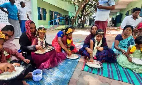மாலை அணிவித்து இனிப்பு வழங்கி மாணவர்களை வரவேற்ற ஆசிரியர்கள்